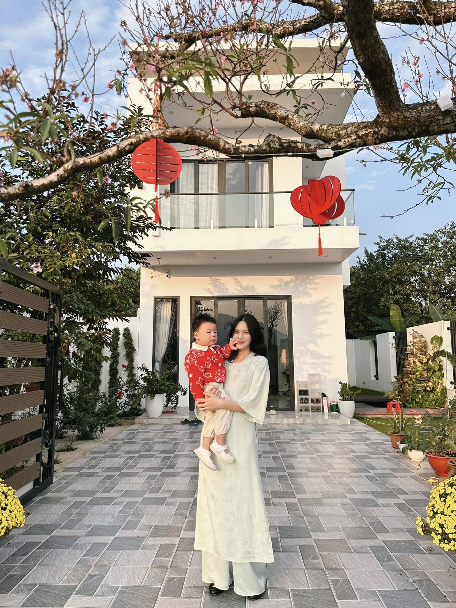 Tố Uyên khoe ảnh dịp tết năm 2024