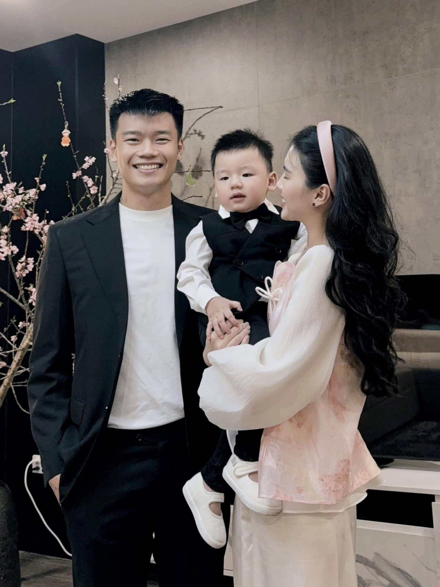 Cô gái được dân tình nhắc đến mấy ngày qua là Ngô Tố Uyên - vợ của hậu vệ Nguyễn Thành Chung. Tố Uyên được dân tình khen là nàng WAG xinh nhất nhì trong làng thể thao Việt Nam