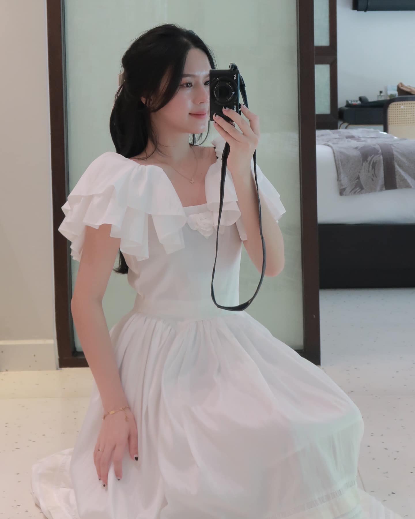 Uyên Kem ưu tiên lựa chọn các trang phục có thiết kế tối giản, tinh gọn và nữ tính