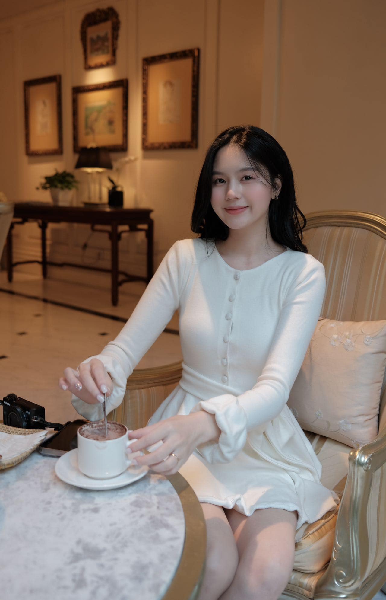 Làm mẹ ở độ tuổi còn khá trẻ, Uyên Kem không khỏi bỡ ngỡ, vụng về. Người đẹp cố gắng tìm hiểu, học hỏi kinh nghiệm và lo toan công việc nhà để chồng yên tâm thi đấu. Hậu sinh con, vợ Thành Chung nhanh chóng lấy lại nhan sắc và vóc dáng