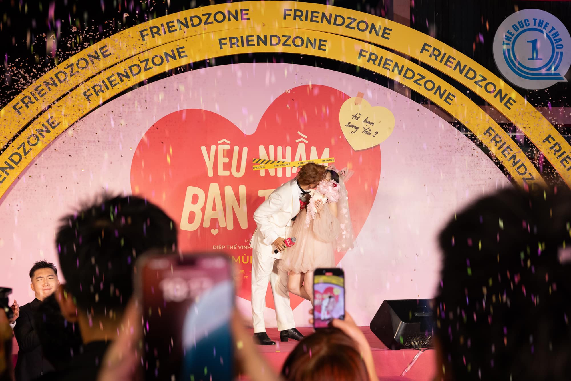 Trong khi đó, Kaity Nguyễn mong được bỏ qua những sai sót ở sự kiện, cô cũng đăng lại khoảnh khắc bị bạn diễn hôn