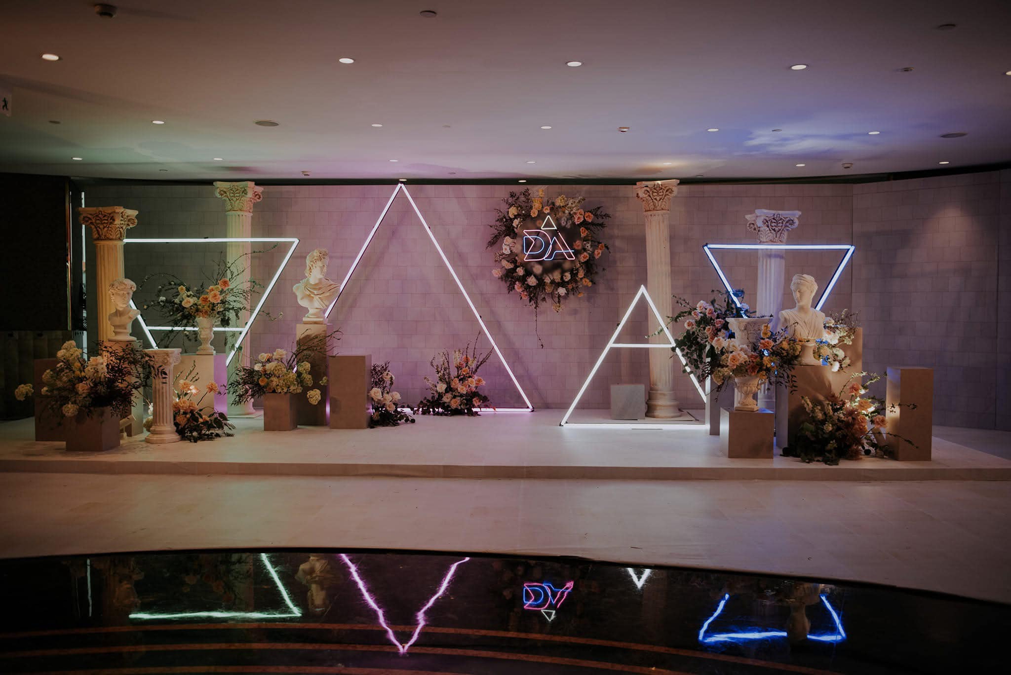 Cô còn tiết lộ bí mật lần đầu tiên xem ảnh trang trí đám cưới của bản thân sau 4 năm