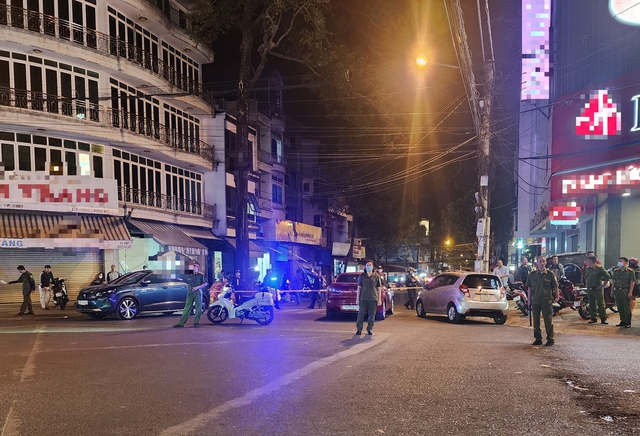 Cơ quan chức năng phong tỏa 1 đoạn đường để phục vụ công tác điều tra