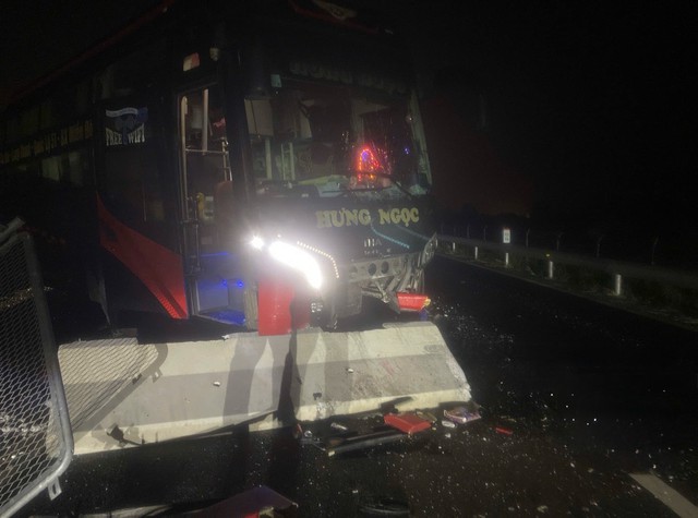 Hiện trường vụ tai nạn trên tuyến cao tốc Vĩnh Hảo – Phan Thiết. Ảnh: DT