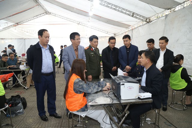 Cơ quan chức năng làm việc với một đối tượng trong đường dây lừa đảo (Ảnh: Công an tỉnh Bắc Ninh).