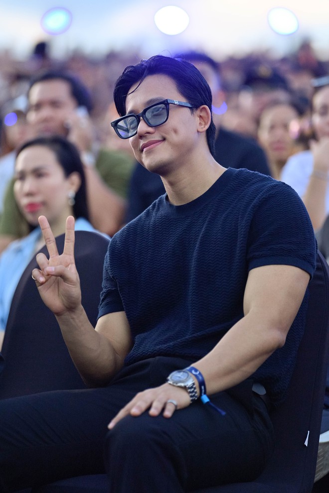 Rất hiếm khi dự các sự kiện showbiz, thế nhưng Mai Tài Phến không bỏ sót show nào của Mỹ Tâm