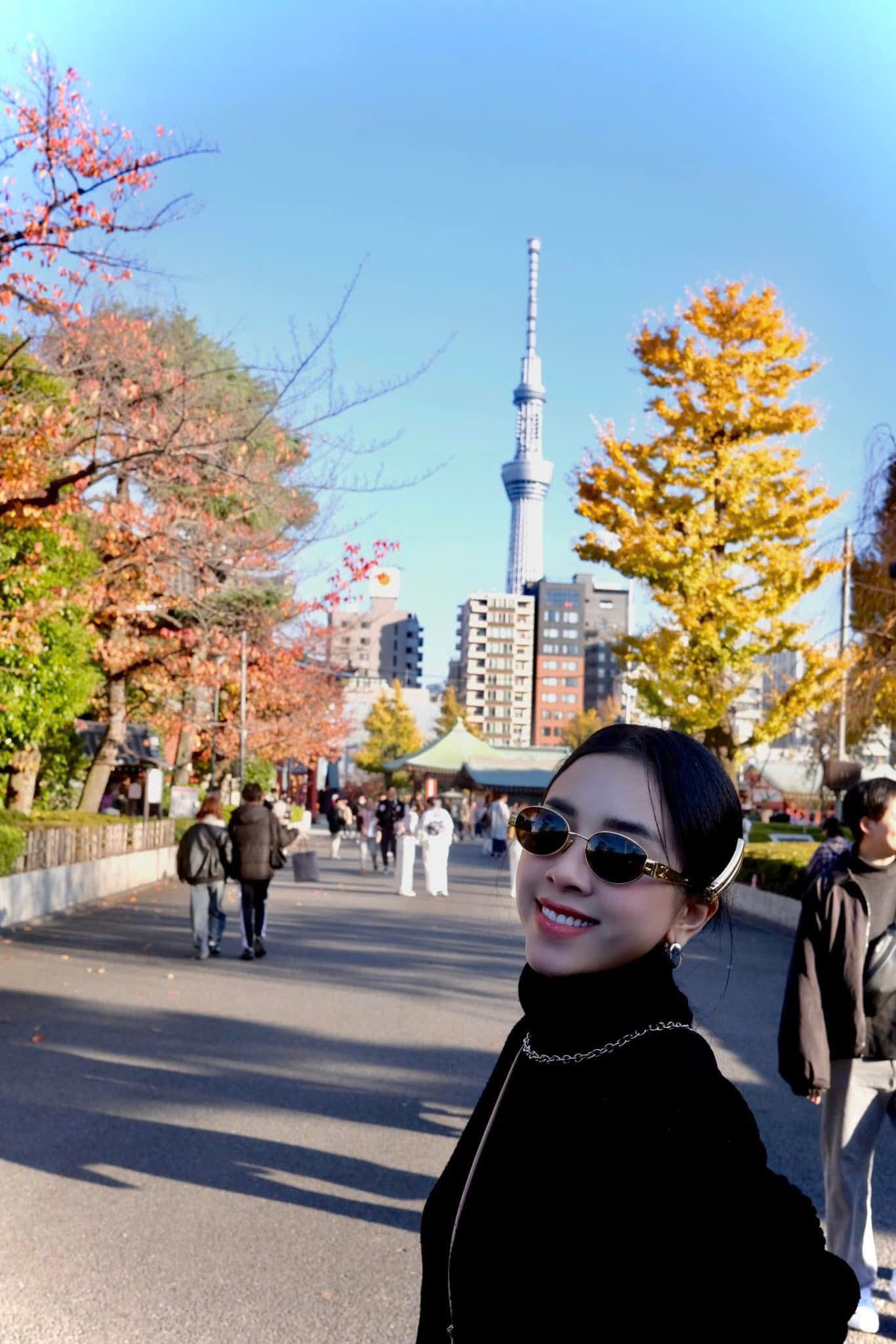 Trên trang cá nhân, cô thường xuyên chia sẻ hình ảnh đi du lịch khắp nơi