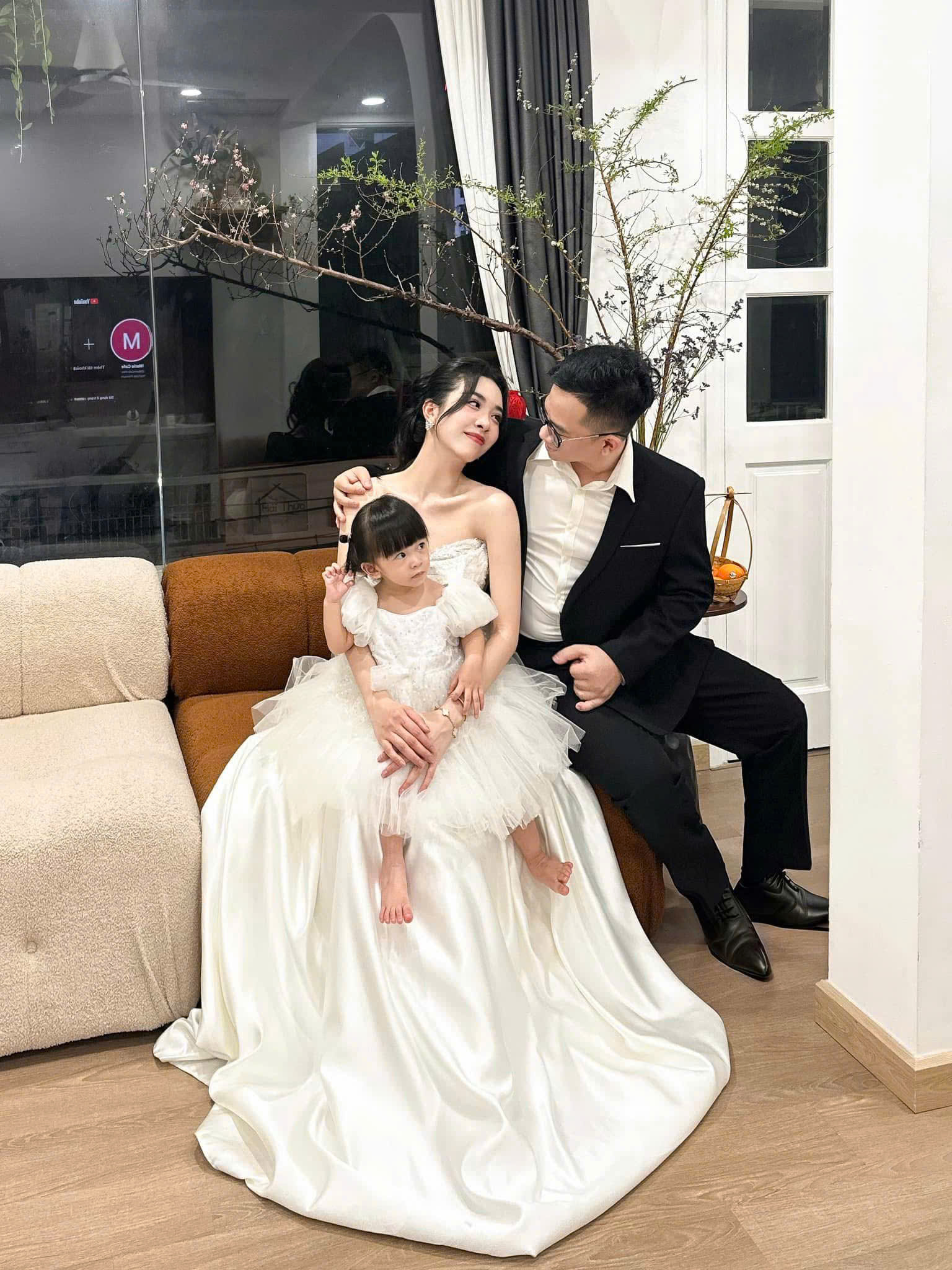 Á hậu Thúy An chia sẻ hình ảnh hạnh phúc bên gia đình nhỏ sau 4 năm kết hôn