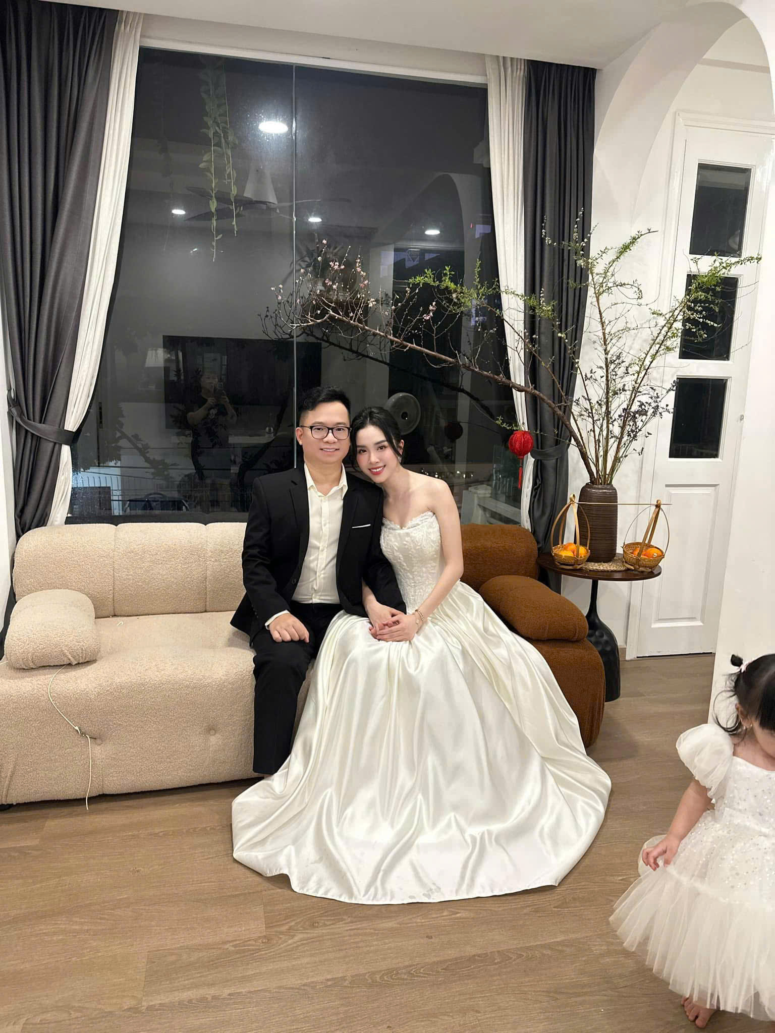 Ông xã hơn 10 tuổi liên tục thể hiện tình cảm với người đẹp 9x