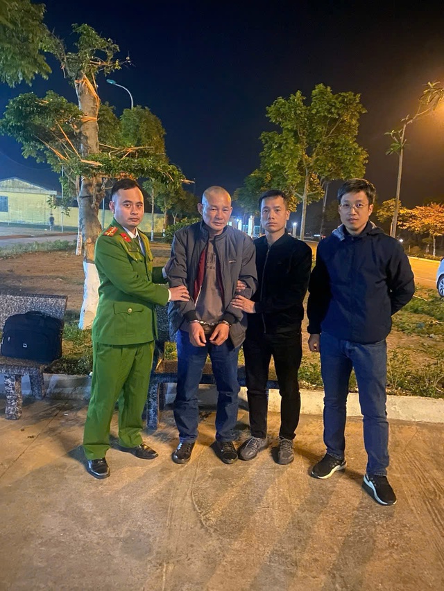 Đối tượng Thuyên là người bị còng tay. Ảnh: Công an tỉnh Nam Định