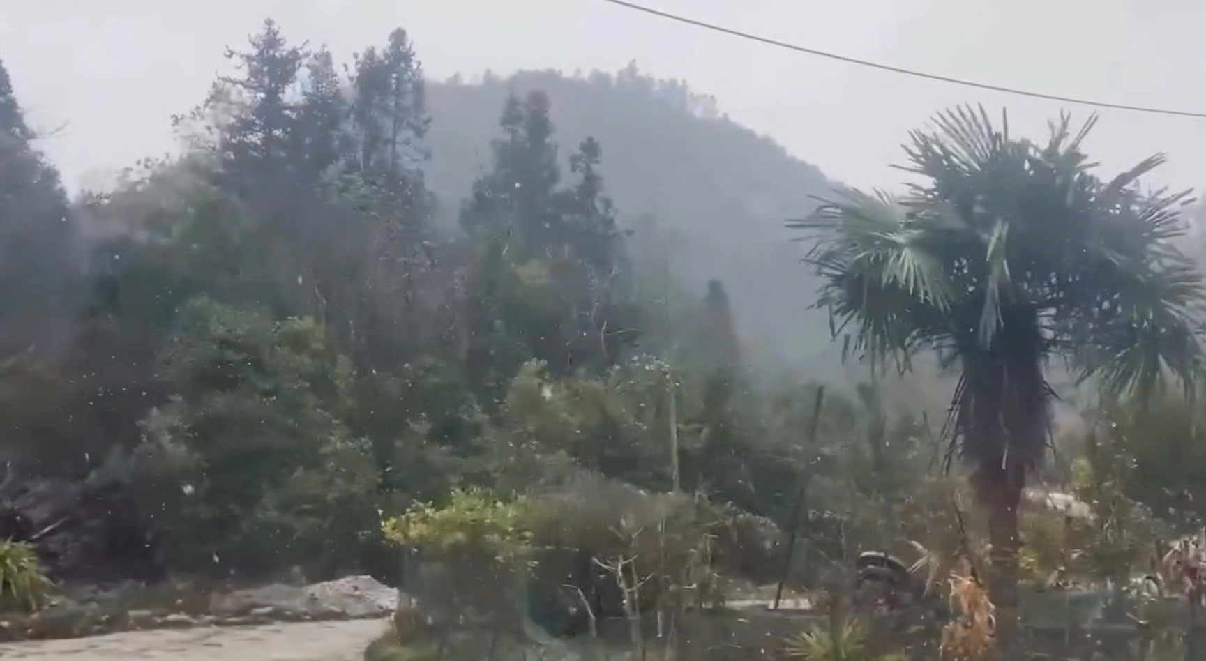 Tuyết rơi kèm mưa nhỏ xuất hiện tại huyện Mèo Vạc, tỉnh Hà Giang. Ảnh: Linh Napie