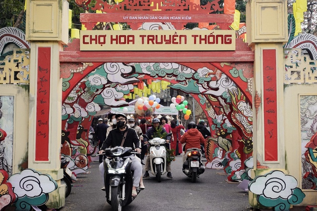 Từ chợ hoa Hàng Lược có thể ghé ngay sang đầu phố Phùng Hưng