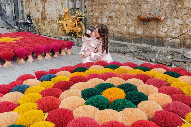 Các góc chụp ảnh tại phố Phùng Hưng thu hút đông đảo dân tình, trong đó có cả các vị khách Tây