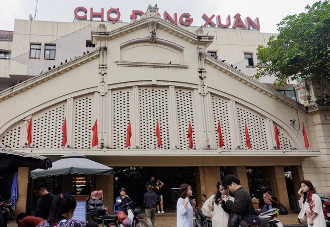 Dân tình đến chợ Đồng Xuân chụp ảnh áo dài Tết