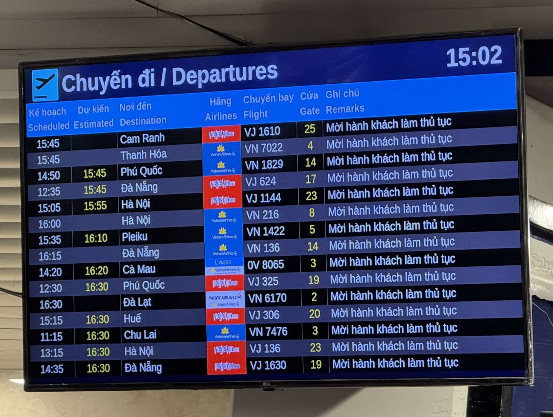 Hàng loạt chuyến bay bị delay do nhiều sân bay ở các địa phương bị ảnh hưởng bởi sương mù. Ảnh: L.Mỹ.