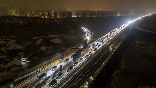 Một con đường cao tốc ở Vũ Hán bị tắc vì mưa tuyết và lưu lượng quá tải