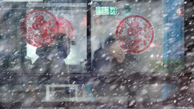 Có nhiều người phải đợi hàng chục tiếng đồng hồ để về nhà, có người không mua được vé vì đã bán hết sạch