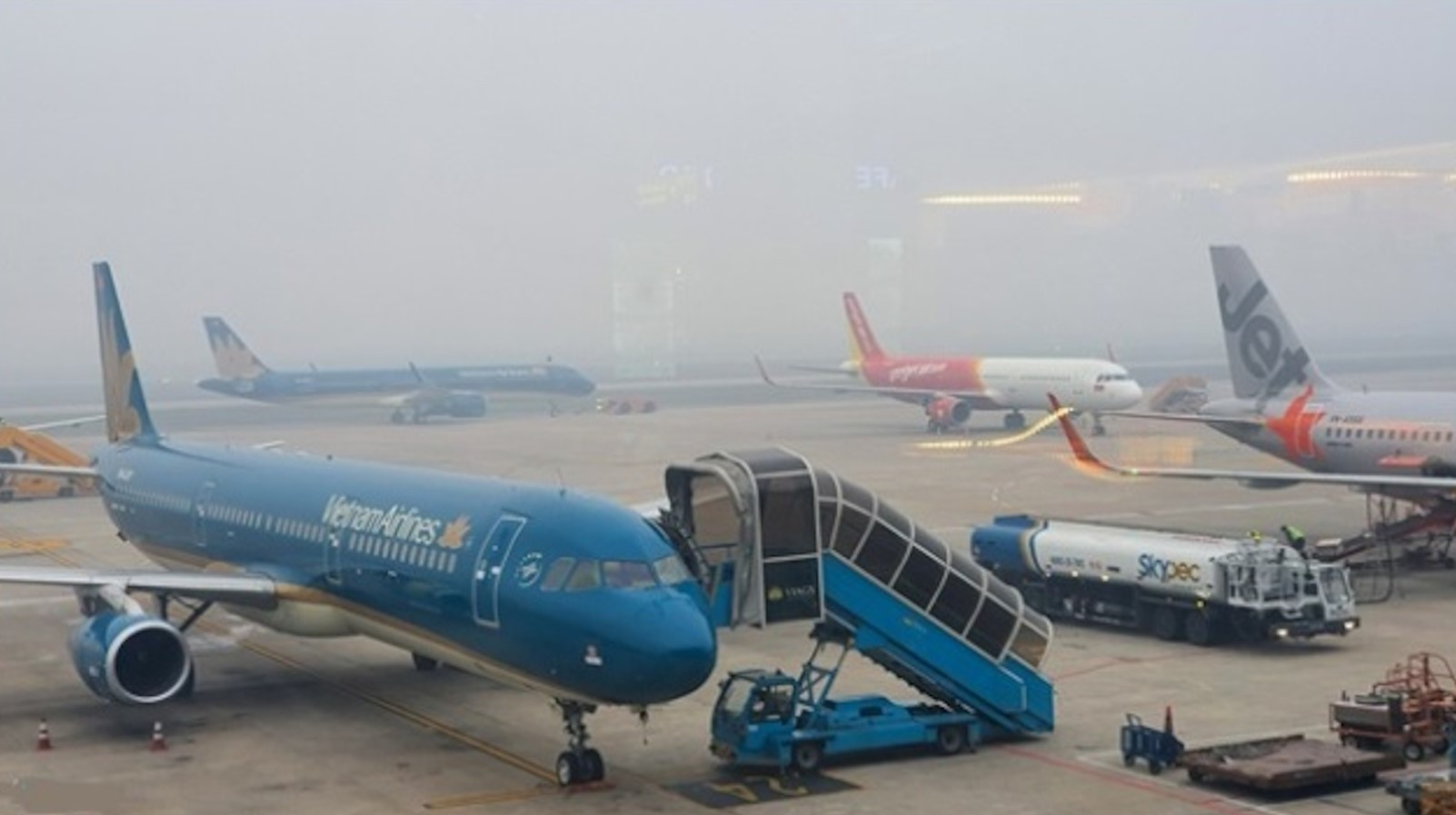 Sương mù, tầm nhìn bị hạn chế khiến hoạt động khai thác tại nhiều sân bay bị gián đoạn. Ảnh: Cục Hàng không Việt Nam