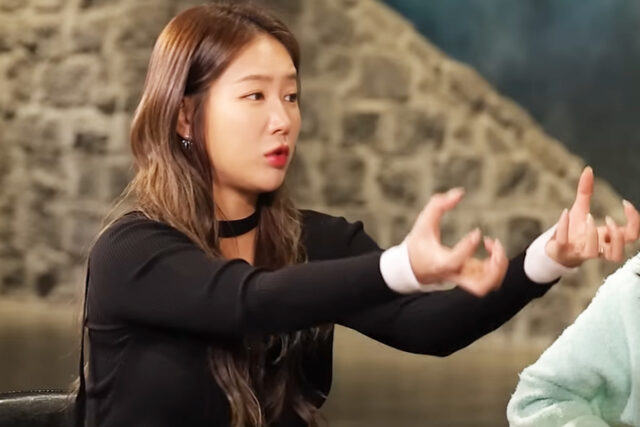 Theo lời Soyou, cô bị đối tượng lạ mặt quấy rối tình dục công khai trong 1 lần đi tàu điện ngầm