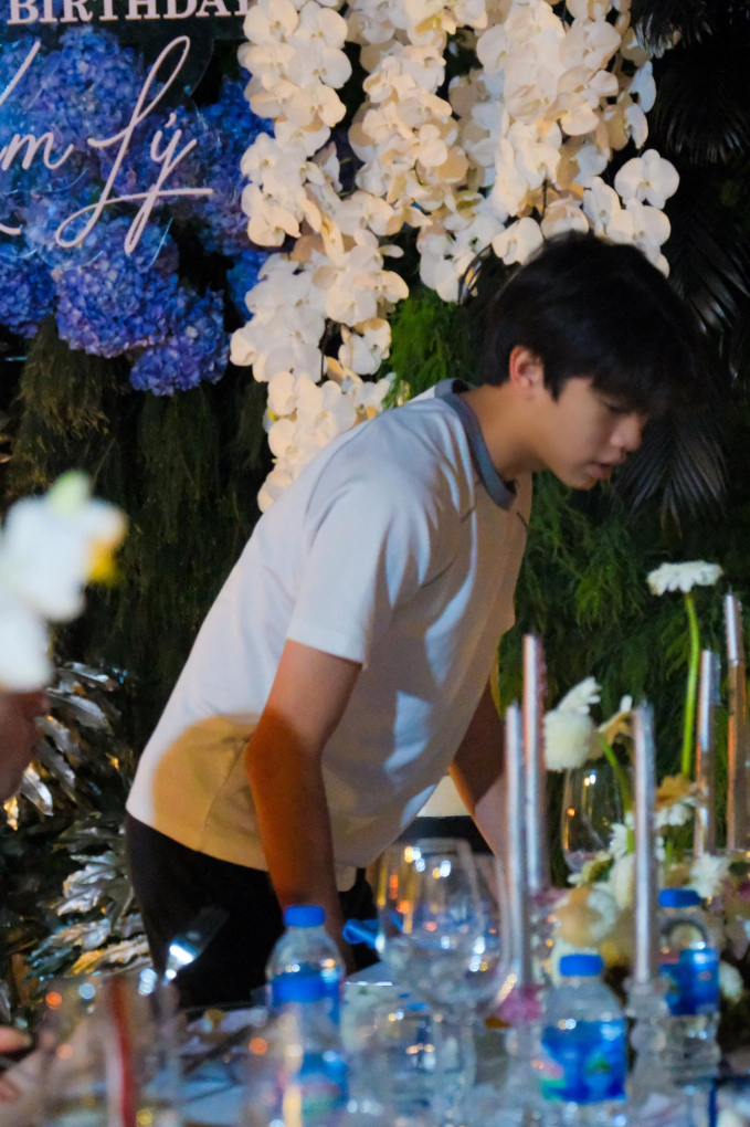 Dù là hình ảnh đời thường nhưng Subeo vẫn gây ấn tượng bởi vóc dáng cao lớn, góc nghiêng cũng 