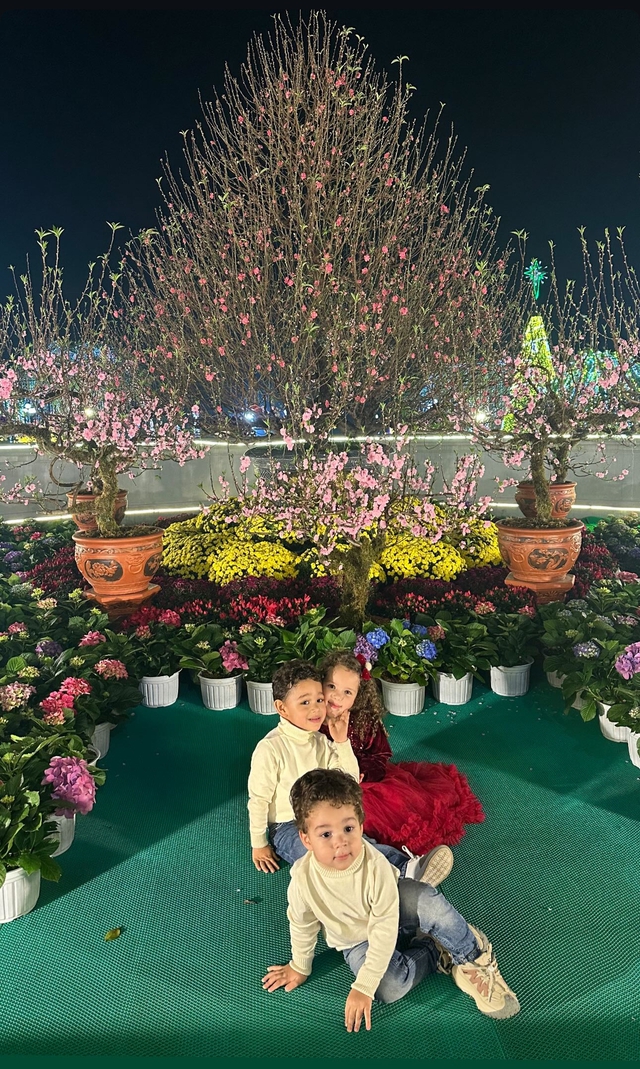 Cô nàng đưa các con đi chơi