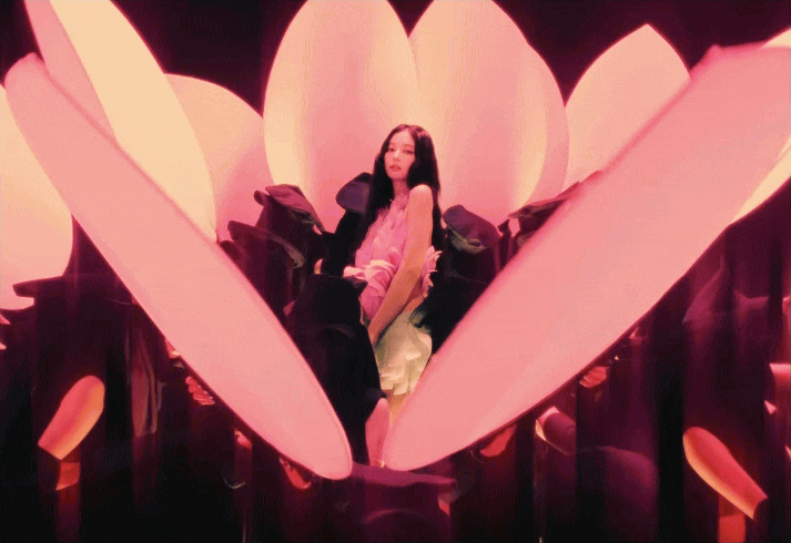 Phân cảnh Jennie ở bên trong toà sen nở bung như cách mà cô trở lại ngoạn mục với album đầu tay, sau hơn nửa thập kỷ kể từ lần đầu debut solo dưới trướng YG