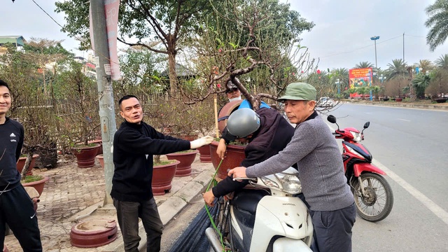 Tiểu thương giảm giá sớm để thu hút khách hàng