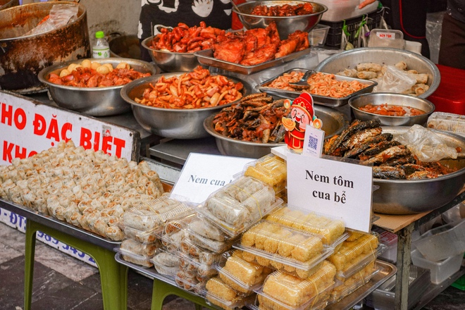 Chợ Hàng Bè ngập tràn các món đồ cúng, đồ ăn chế biến sẵn