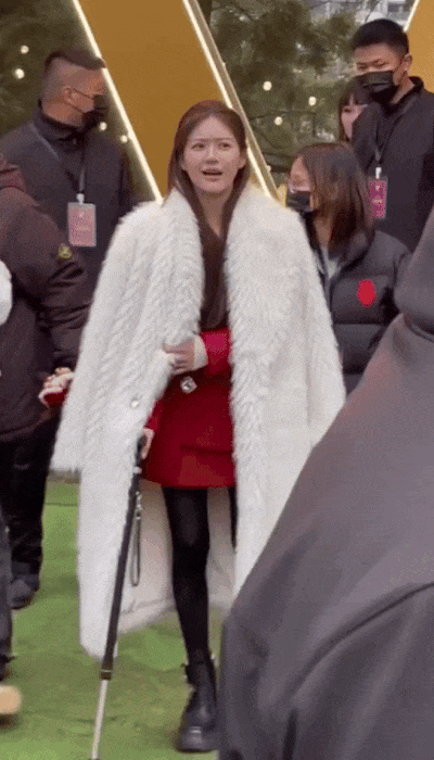 Triệu Lộ Tư đã trở lại showbiz vào ngày 25/1. Tuy nhiên, tình trạng của cô còn chưa khá yếu, phải chống nạng khi di chuyển