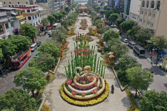 Đường hoa Nguyễn Huệ lần thứ 22 chính thức mở cửa đón người dân TP.HCM và du khách đến tham quan, thưởng ngoạn từ 19h ngày 27/1 đến hết ngày 2/2.