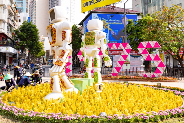 Hai chú robot Bông cũng đã được lắp đặt. Mỗi chú robot cao 3m, nặng 500kg, thiết kế khung bằng thép bên trong, phủ xốp bên ngoài với động cơ tự động, khi hoàn thiện có thể cử động tay, đầu và có màn hình giao tiếp với du khách.