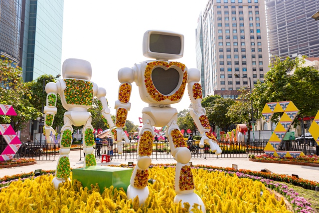 Hai robot lần đầu xuất hiện tại đường hoa Nguyễn Huệ là điểm nhấn của năm nay