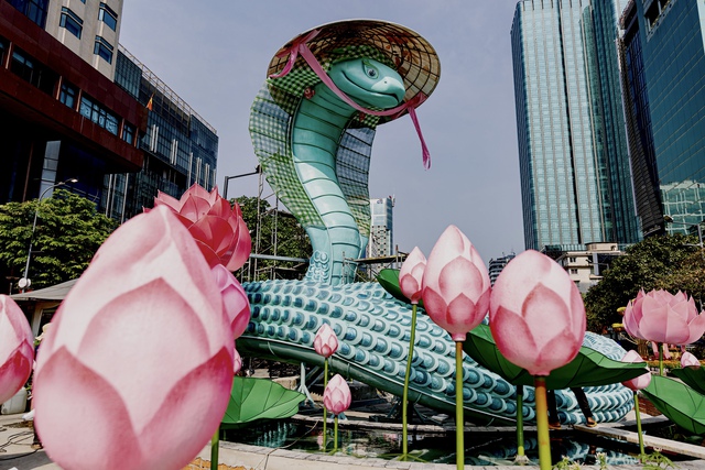 Linh vật rắn màu xanh dài hơn 50m, cao hơn 10m, xứng đáng với sự mong đợi và háo hức của người dân thành phố trong dịp Tết Nguyên đán năm nay