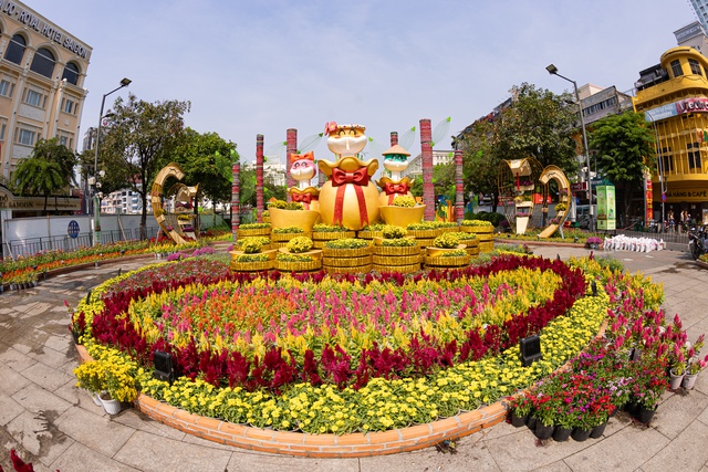 Những chú rắn con với tạo hình đáng yêu vui nhộn xuất hiện xuyên suốt trên đường hoa. Được biết, bên cạnh cặp linh vật Kim Tỵ - Ngân Tỵ, đường hoa Nguyễn Huệ năm nay còn có sự xuất hiện của khoảng 90 chú rắn với nhiều kích thước và màu sắc khác nhau.