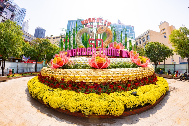 Sau nửa tháng thi công, đường hoa Nguyễn Huệ Tết Ất Tỵ đã hoàn hành phần lớn các hạng mục với sự xuất hiện của các linh vật rắn cùng nhiều đại cảnh, tiểu cảnh dọc trên tuyến phố đi bộ.