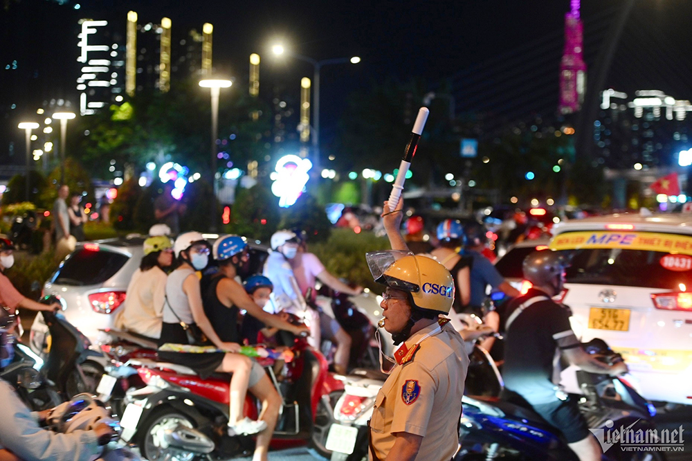 CSGT phân luồng giao thông tại khu vực trung tâm TPHCM. Ảnh: Nguyễn Huế
