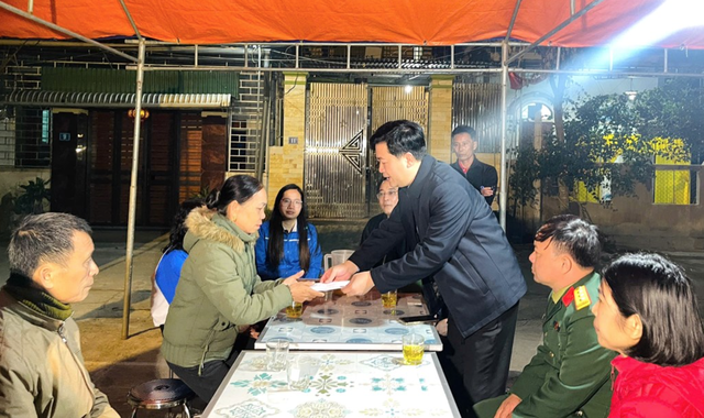 Chính quyền địa phương và các đoàn thể thăm hỏi, động viên gia đình các nạn nhân. (Ảnh: Báo Sức khỏe & Đời sống)