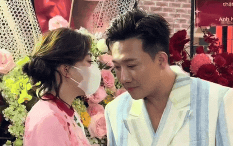 Phương Lan đeo khẩu trang kín bưng, Trấn Thành cho biết nữ diễn viên vừa sửa mũi và nội dung cuộc trò chuyện là liên quan đến vấn đề này chứ không phải đời sống riêng tư như tin đồn