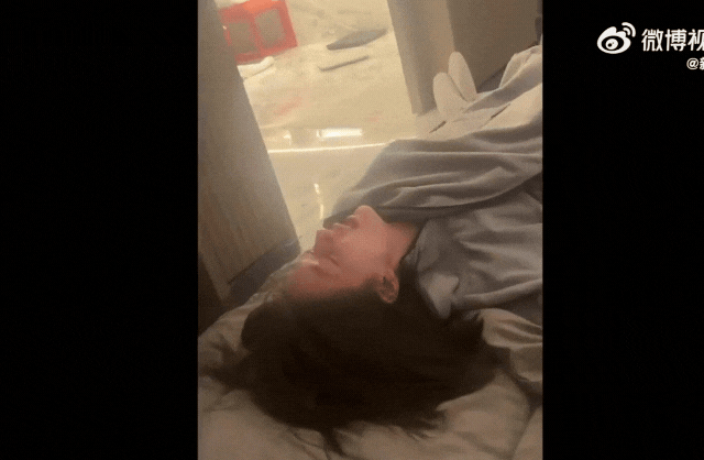 Hình ảnh Triệu Lộ Tư bị co giật gây sốc cho nhiều khán giả. Điều này cho thấy vấn đề sức khỏe nữ diễn viên gặp phải rất nghiêm trọng