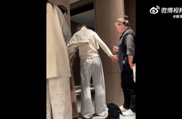 Triệu Lộ Tư tập tễnh tập phục hồi chức nặng, học cách đi lại...