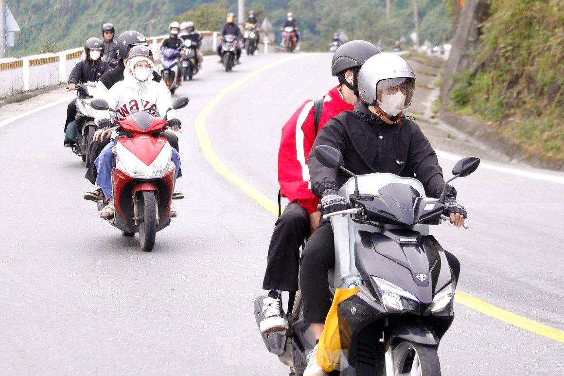 Ghi nhận của phóng viên Tiền Phong, từ trưa 25/1, nhiều người dân từ các tỉnh chạy xe máy chở theo đồ đạc lỉnh kỉnh vượt đèo Hải Vân để về quê ăn Tết.