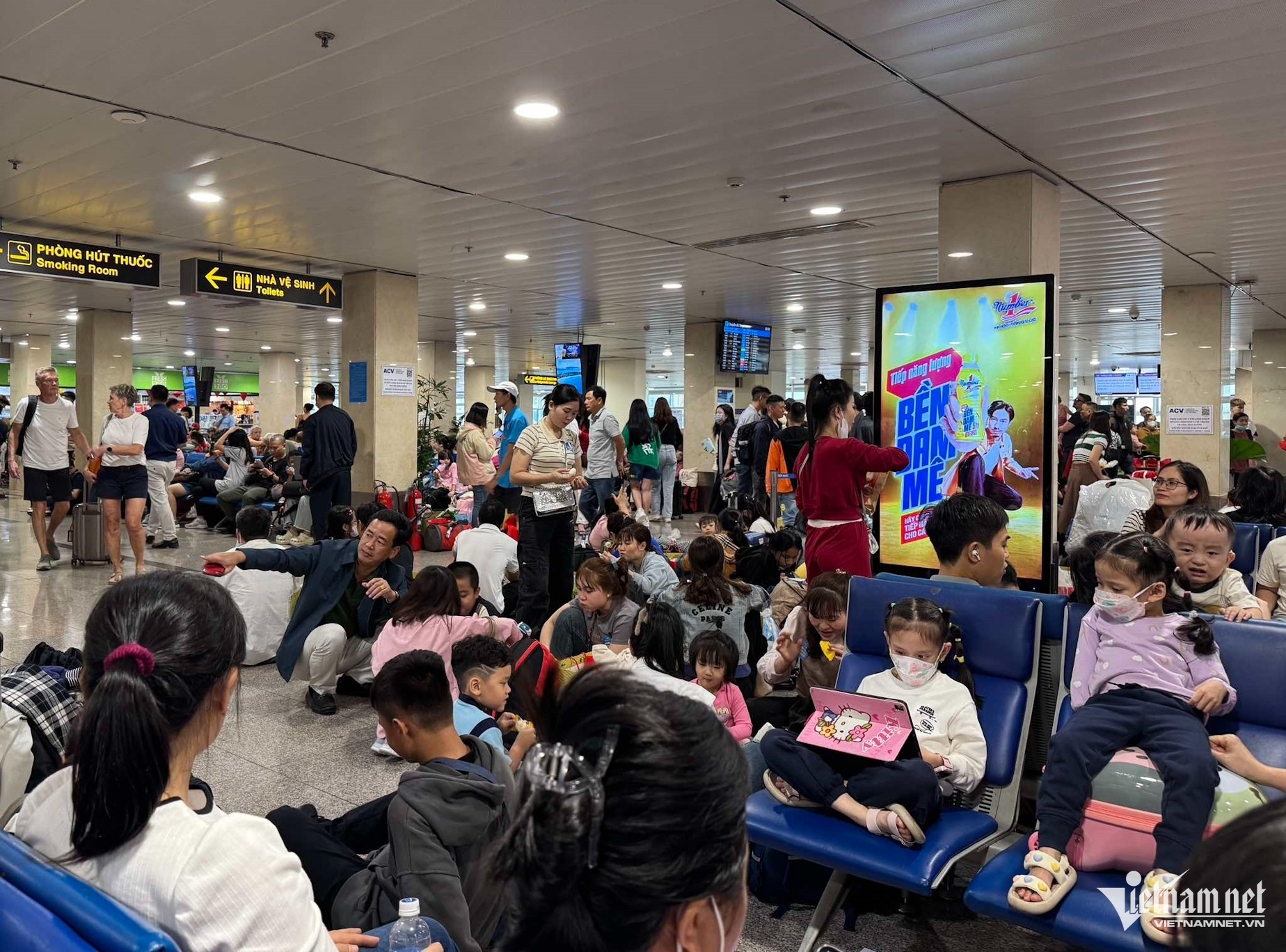Hành khách vật vờ bên trong sân bay Tân Sơn Nhất do tình trạng chậm trễ chuyến. Ảnh: L.Mỹ.