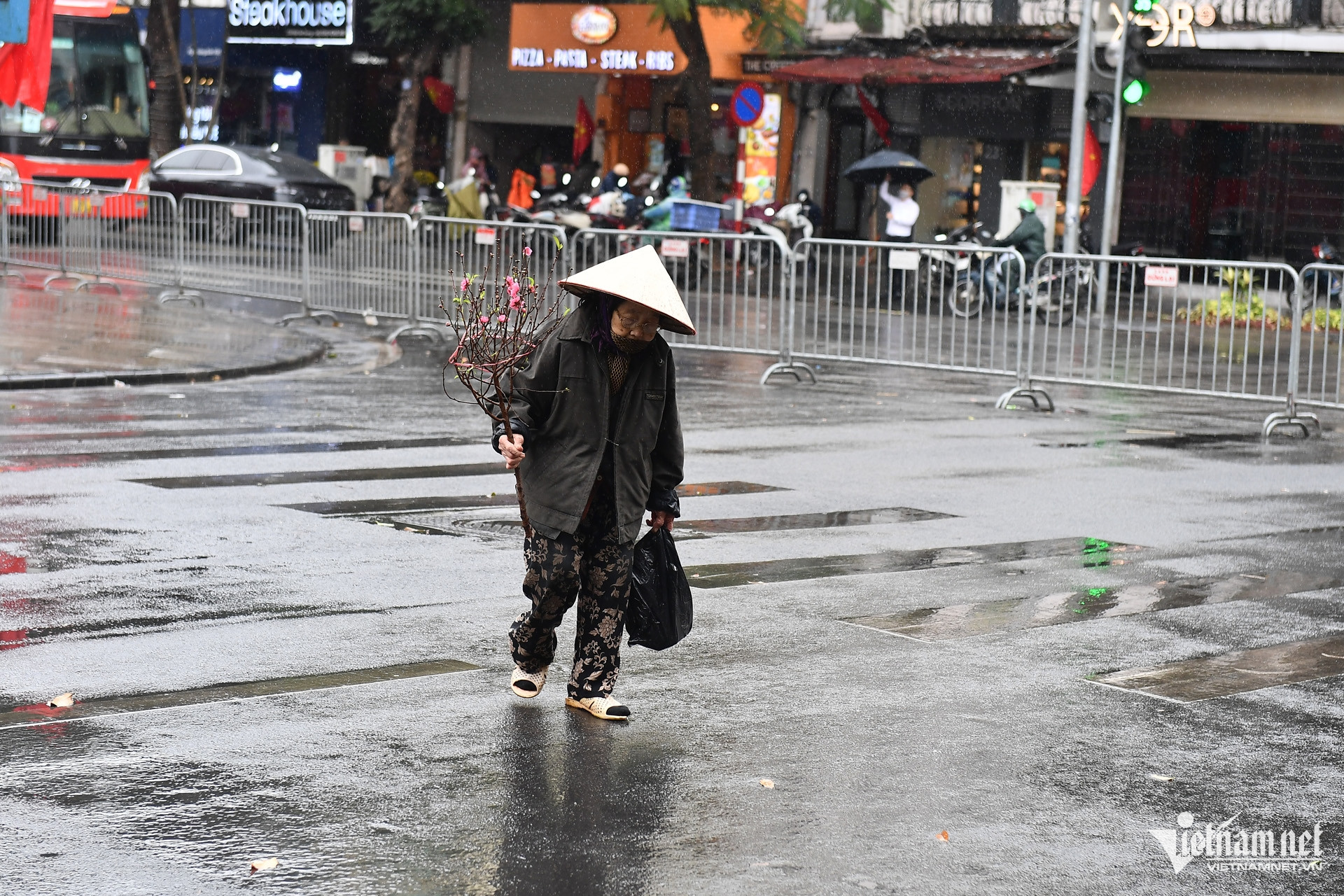 Điểm đầu của các tuyến phố Hàng Bài (ảnh), Tràng Tiền, Đinh Tiên Hoàng... được dựng hàng rào để tổ chức phố đi bộ vào hai ngày cuối tuần như bình thường nhưng không có lực lượng an ninh túc trực. 