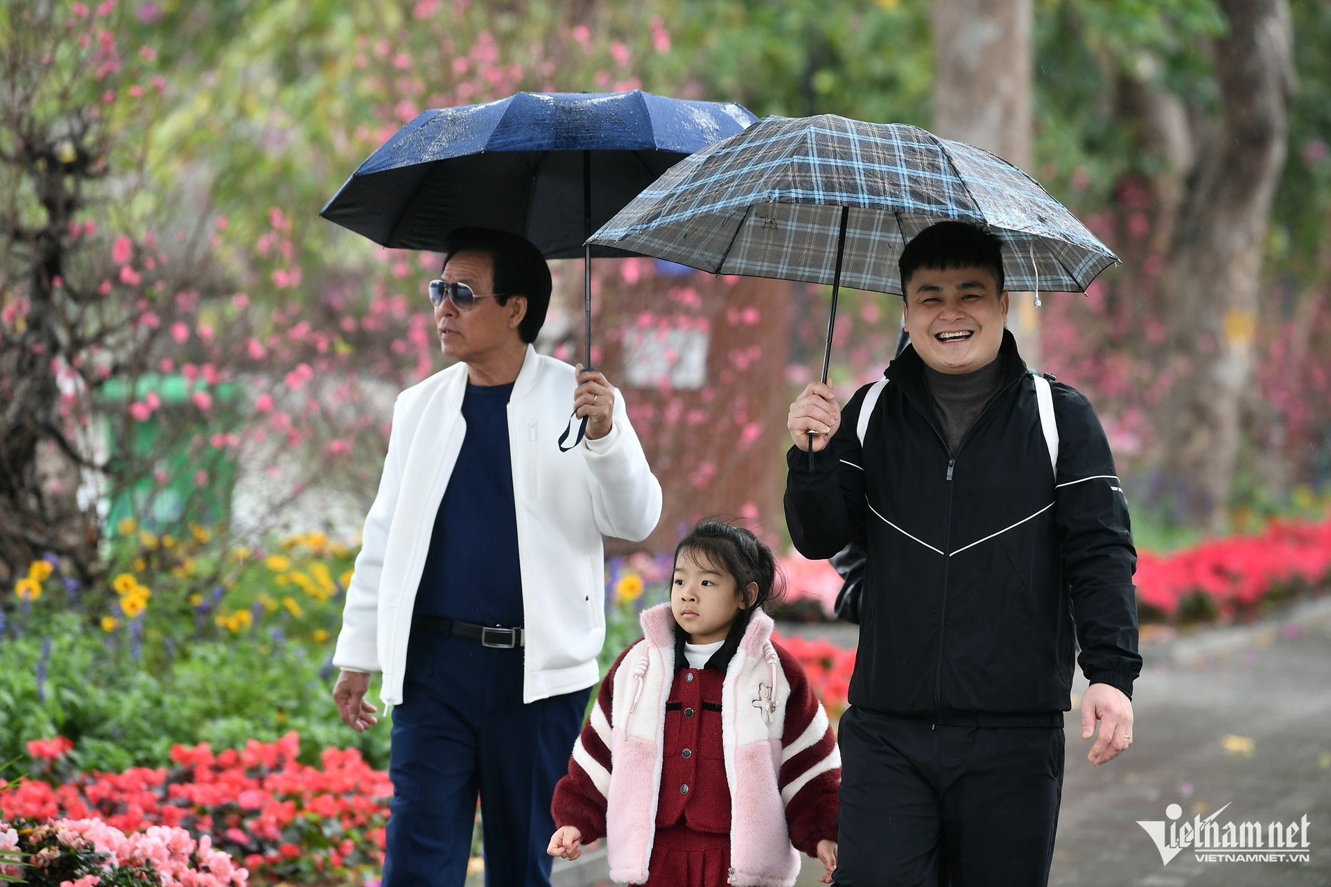 Lác đác một vài gia đình đi dạo hồ Gươm cho trẻ nhỏ du xuân sớm.