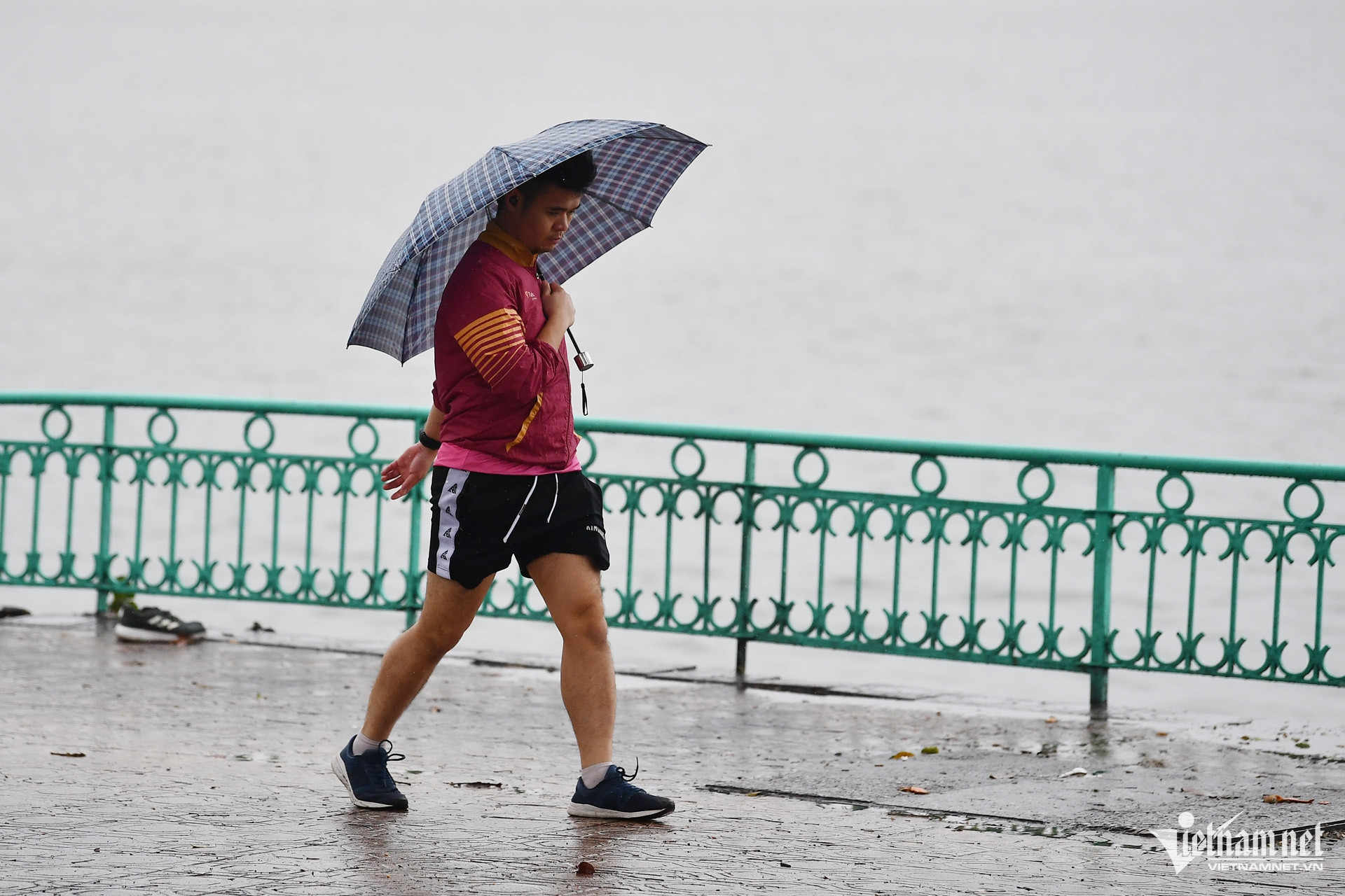 Khu vực hồ Tây sáng nay cũng vắng vẻ lạ thường. Cảnh người dân đi tập thể dục buổi sáng không nhiều như mọi khi.