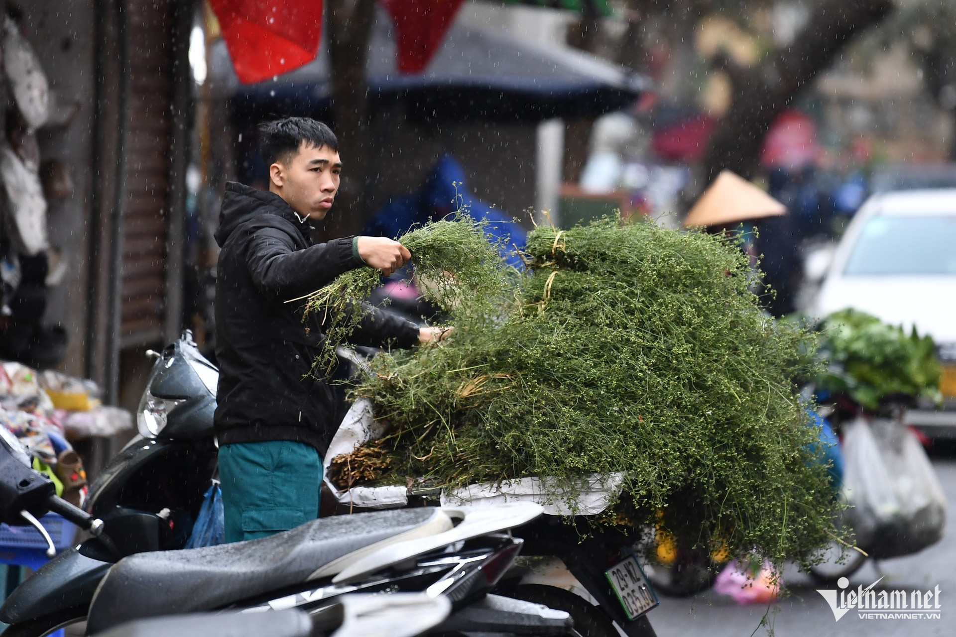 Các chợ cóc trên một số tuyến phố cổ bán lá mùi già trong ngày cuối năm.