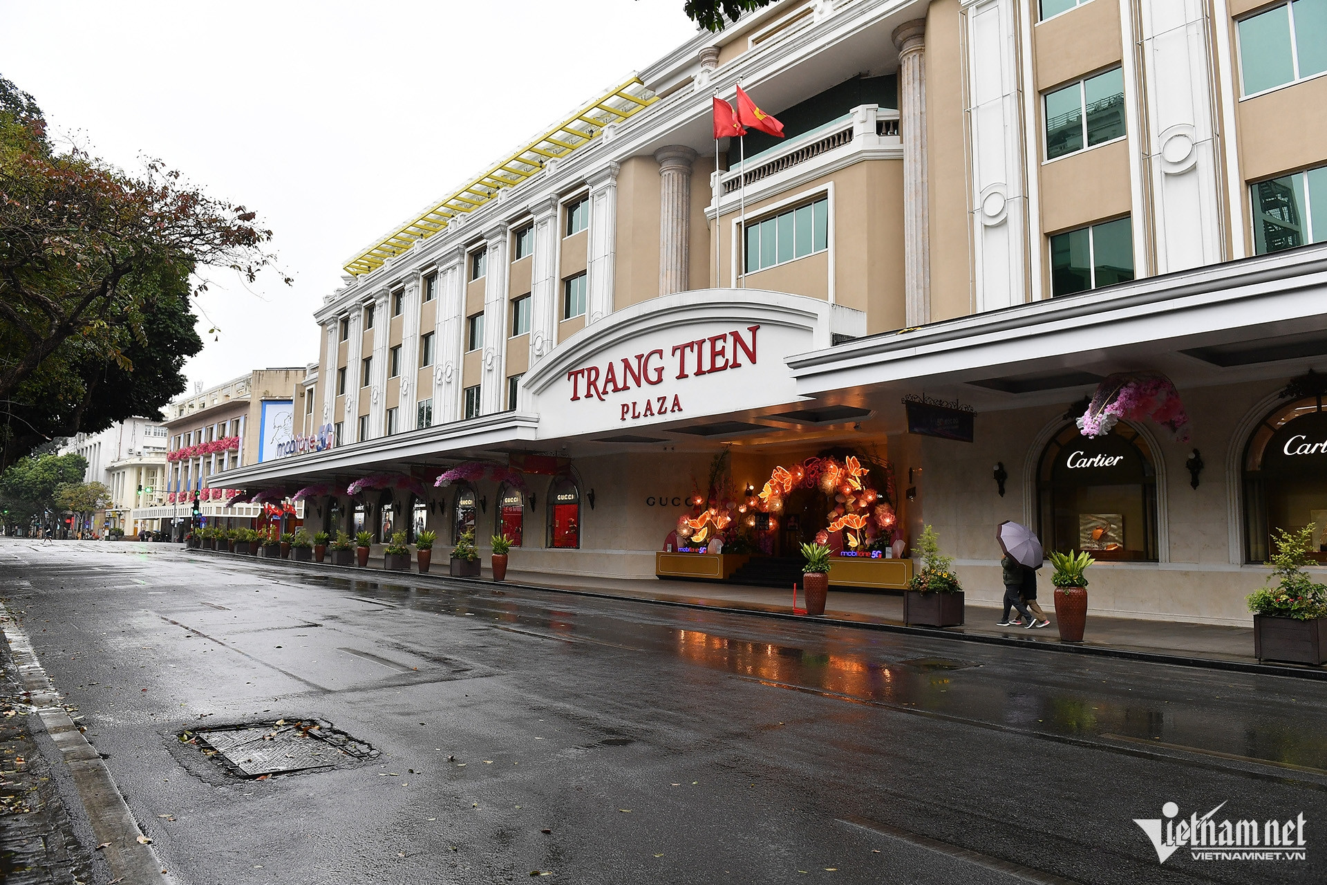 Các khu vực vốn đông người như Công viên Lý Thái Tổ, phố Tràng Tiền, một đoạn Hàng Bài giáp với Đinh Tiên Hoàng đều vắng lặng như thể sáng mùng 1 Tết.