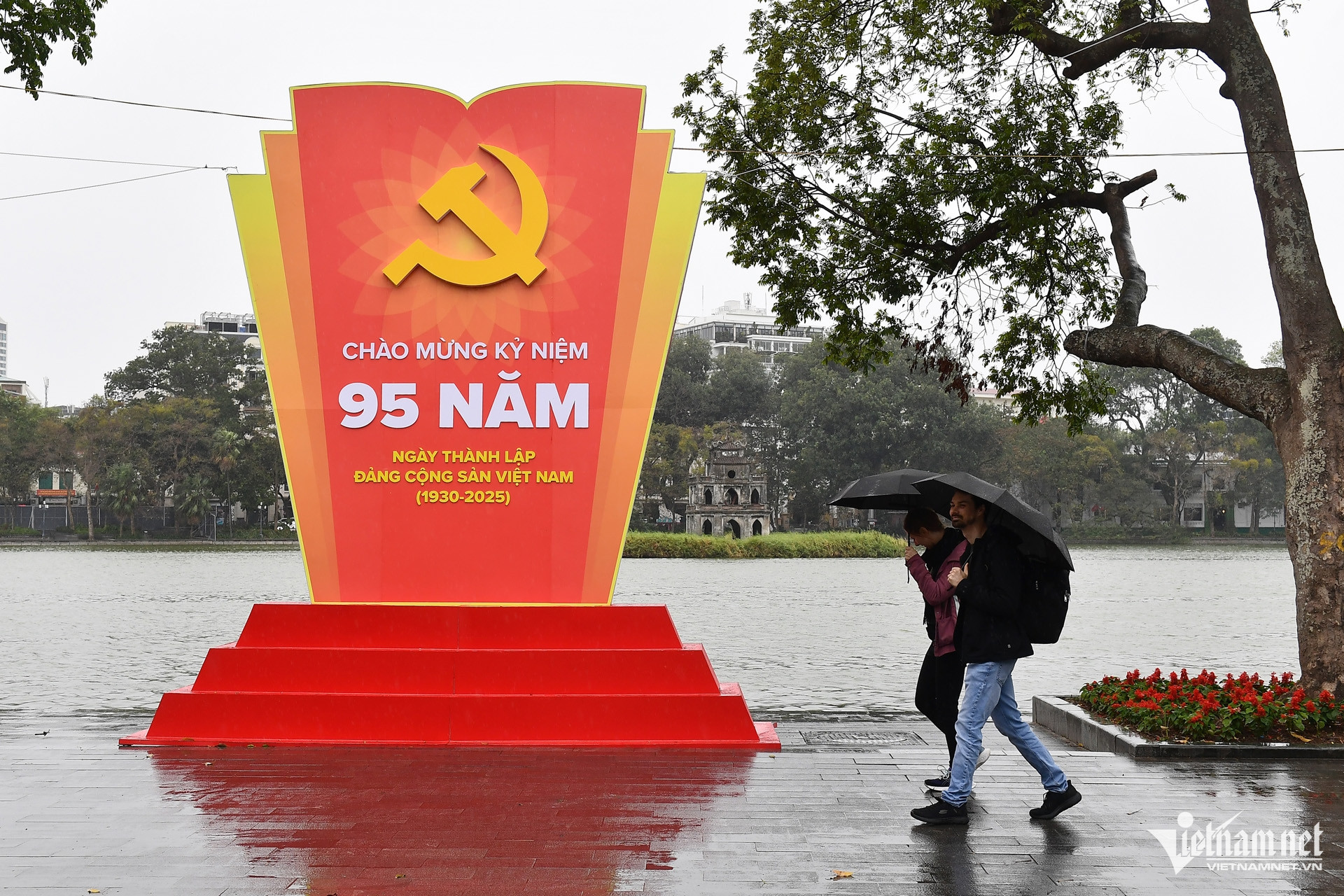 Theo cảm nhận của anh Ba, một người dân ở gần đây, sáng mùng 1 Tết mấy năm nay khu vực này rất đông, do trào lưu cảm nhận không khí ngày đầu năm, lượng người đổ về hồ Hoàn Kiếm còn nhiều hơn cả những ngày cận Tết. 