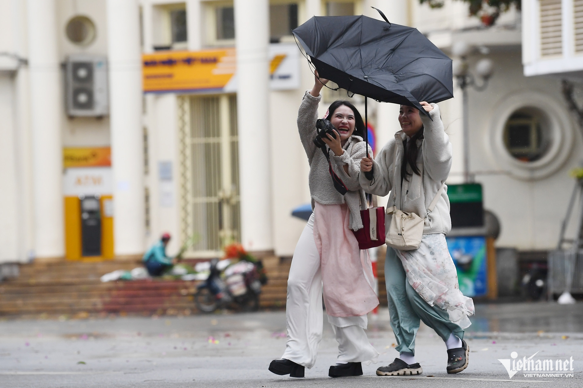 Thời điểm 9h sáng, thỉnh thoảng có những luồng gió rất mạnh thổi khiến người đi đường liêu xiêu. 