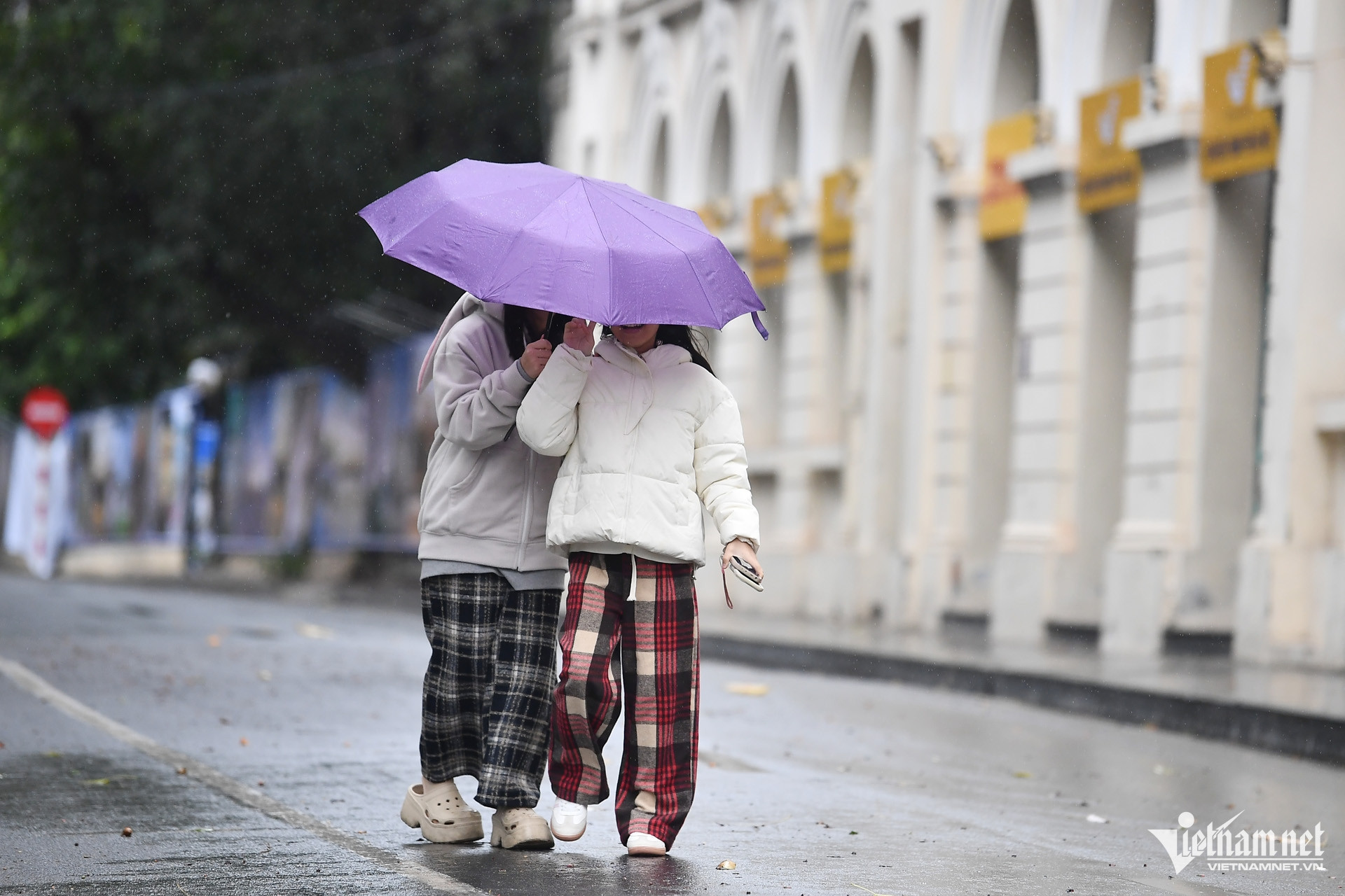 Các bạn trẻ học sinh, sinh viên đi thành nhóm lẻ dạo chơi Bờ Hồ để cảm nhận không khí ngày giáp Tết.